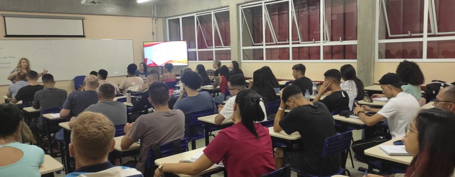 Alunos recebem a Psicóloga Lúcia Lupeti para uma palestra sobre Comunicação Não Verbal